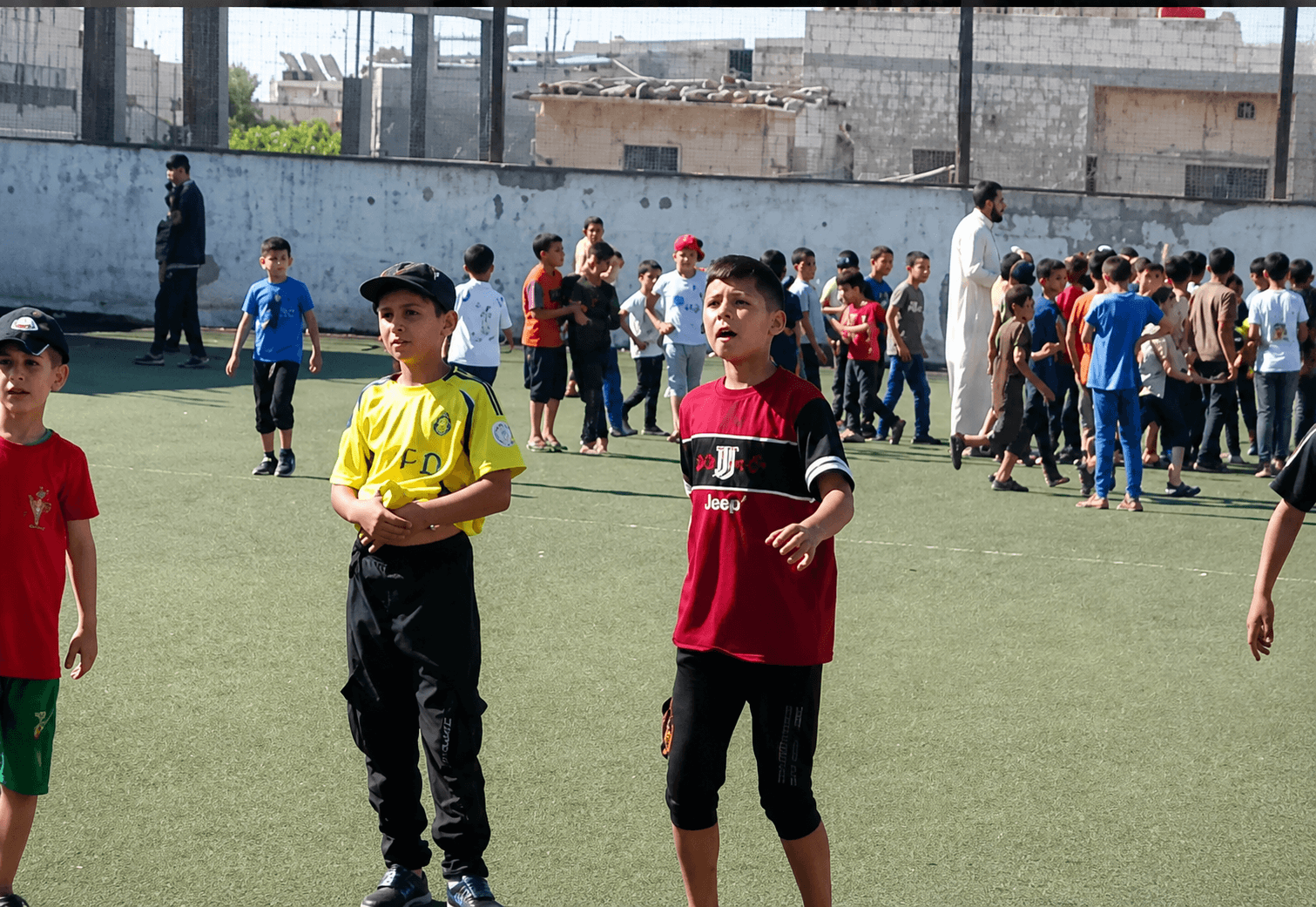 مجموعة من الأطفال في ملعب خارجي أثناء نشاط ترفيهي